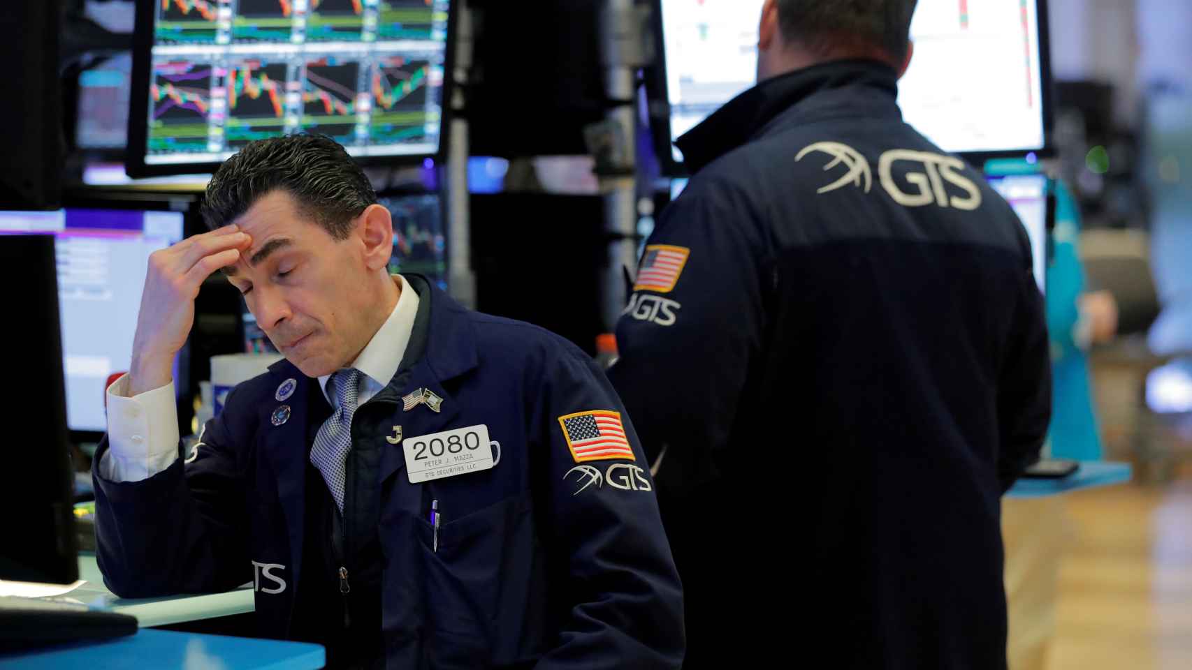 Un bróker con gesto de preocupación en Wall Street.