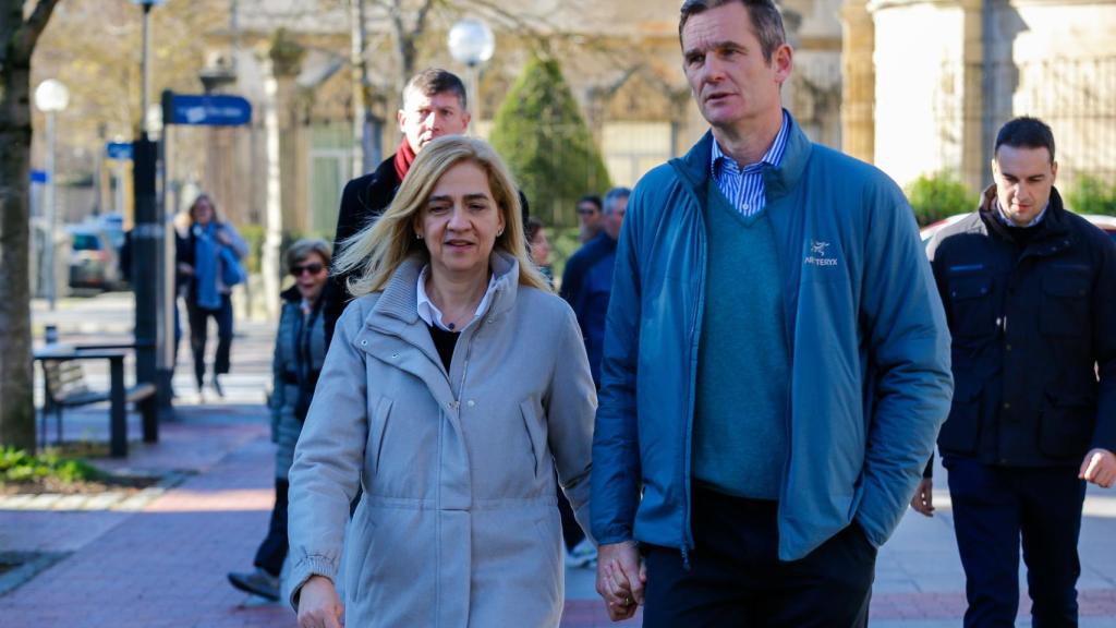 Cristina e Iñaki paseando por las calles de Vitoria las pasadas Navidades.