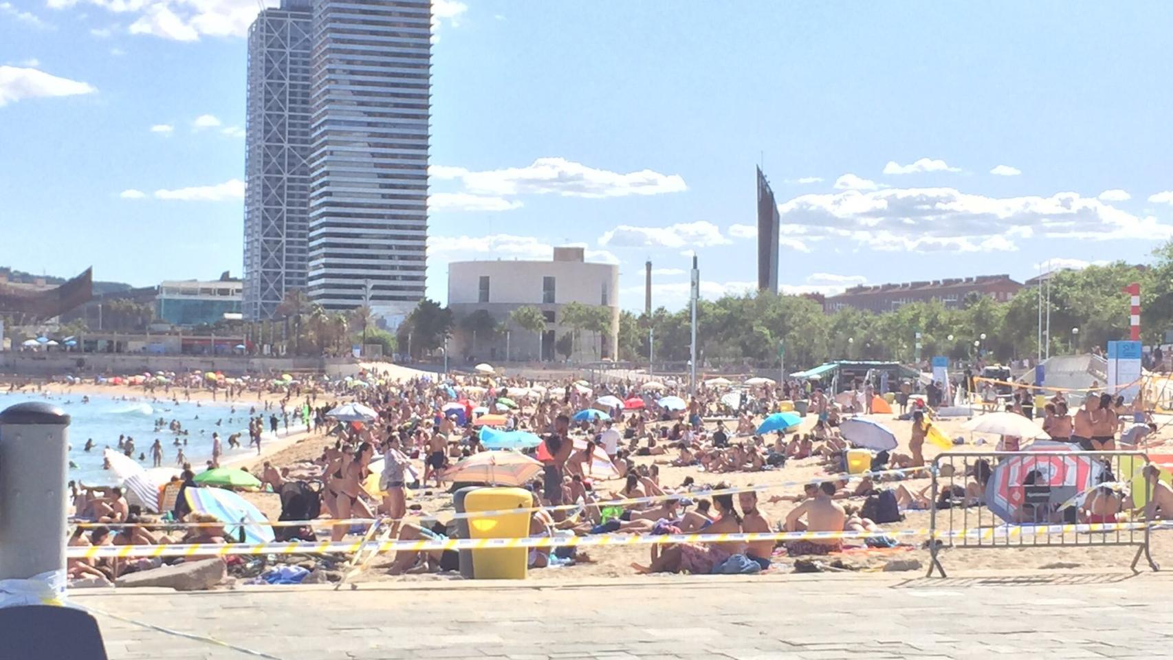 Este sábado 13 de junio se ha impedido el acceso a dos playas de Barcelona. (Twitter)