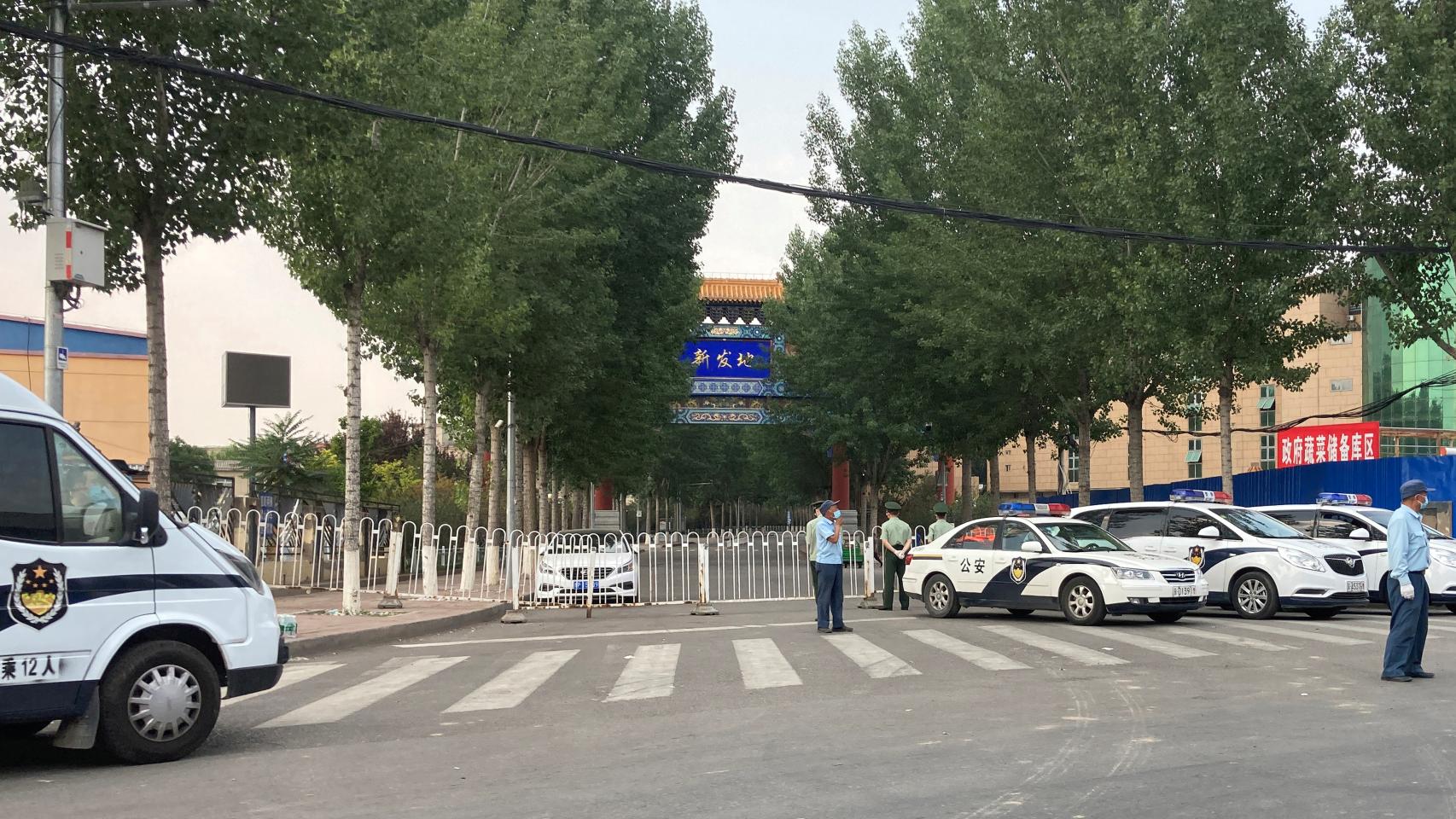 Personal de seguridad en el mercado de Xinfadi (Pekín).