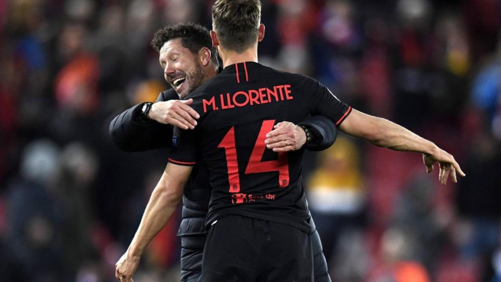 Marcos Llorente y Diego Pablo 'Cholo' Simeone, fundidos en un abrazo