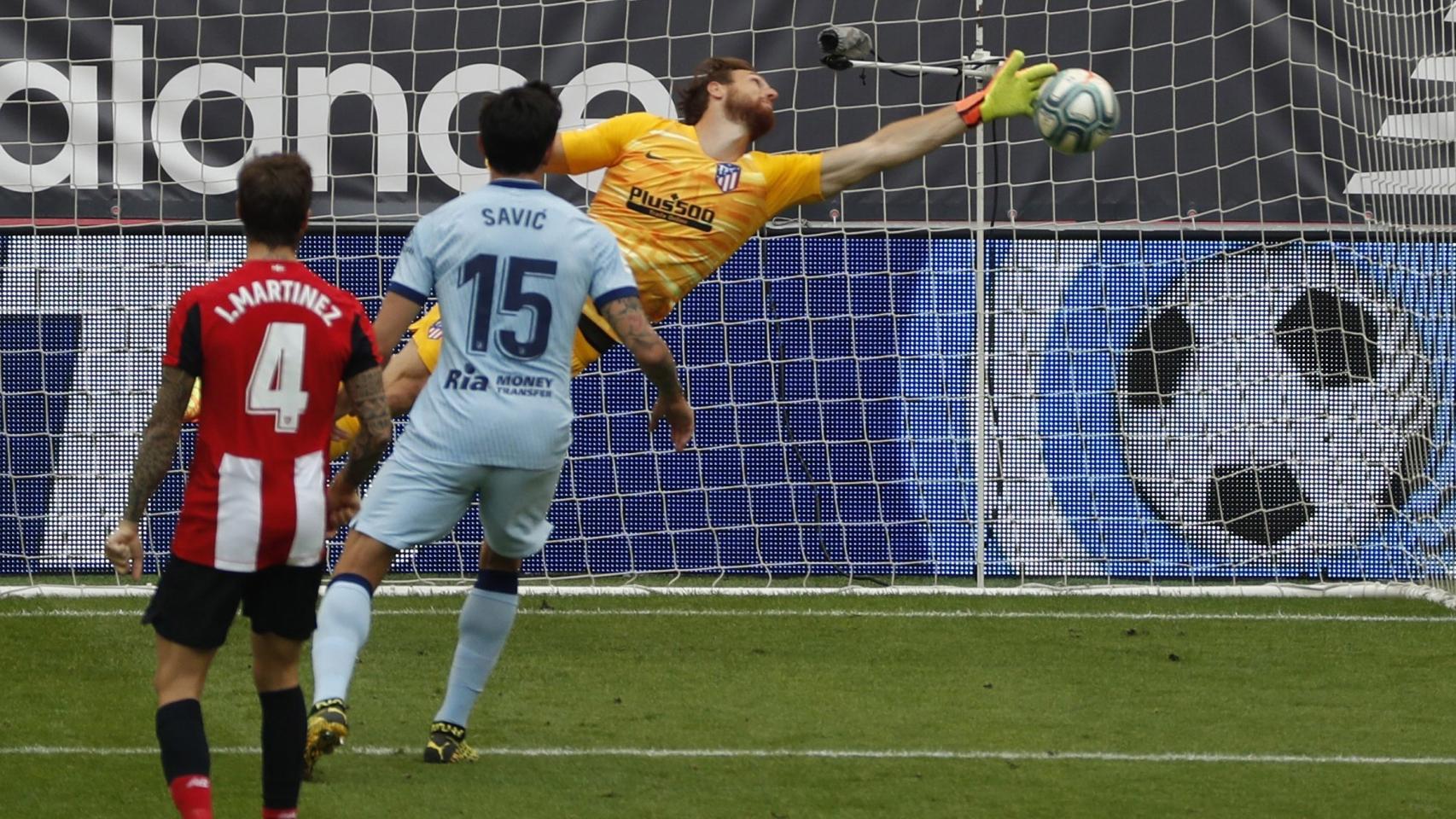 Jan Oblak y su paradón durante el Athletic - Atlético de Madrid