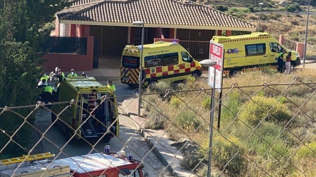 Personal de emergencias atendiendo a la pequeña Alicia tras sufrir el accidente con su patinete en la calle Hoya del Hurón, en la pedanía El Niño de Mula.