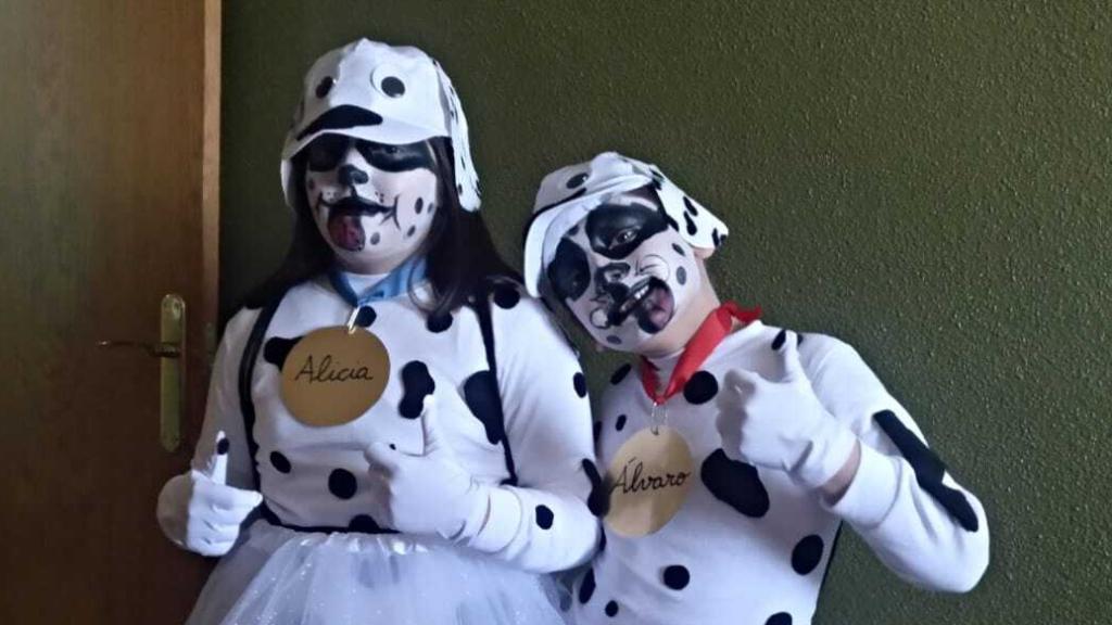 Alicia, de 9 años, y su hermano mellizo, Álvaro, vestidos en los carnavales como '101 dalmatas'.