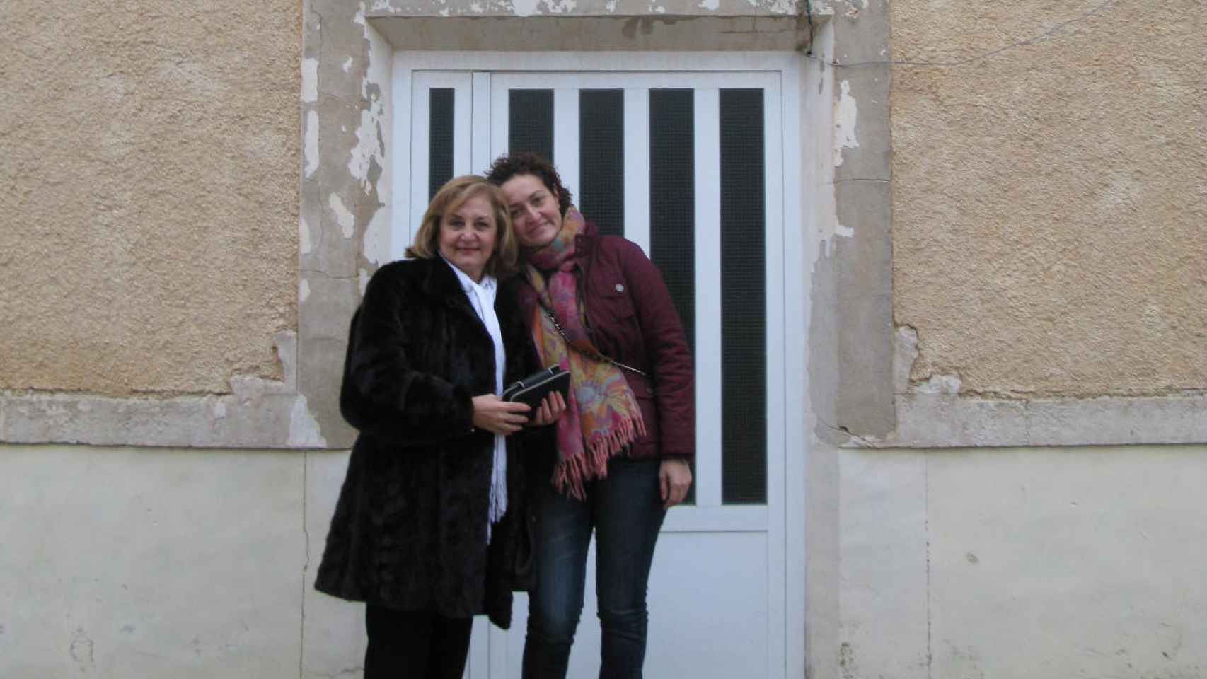 Ana, con su madre, en la casa de Barrax donde vivieron.
