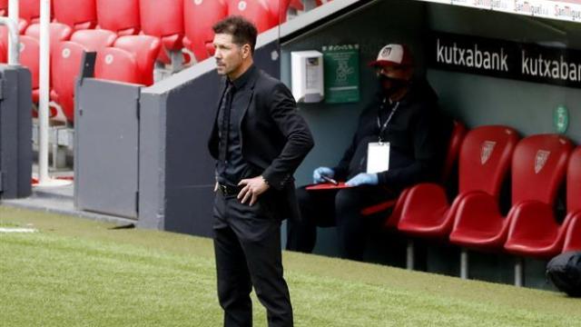 'El Cholo' Simeone, en la banda de San Mamés durante el Athletic - Atlético de Madrid