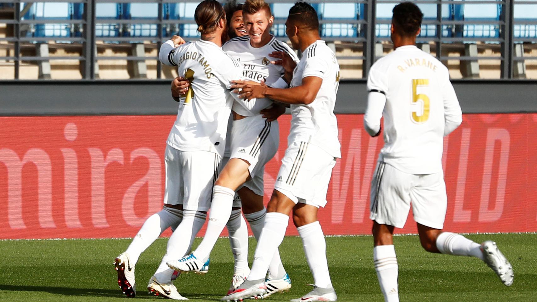 Toni Kroos celebra con sus compañeros del Real Madrid su gol al Eibar