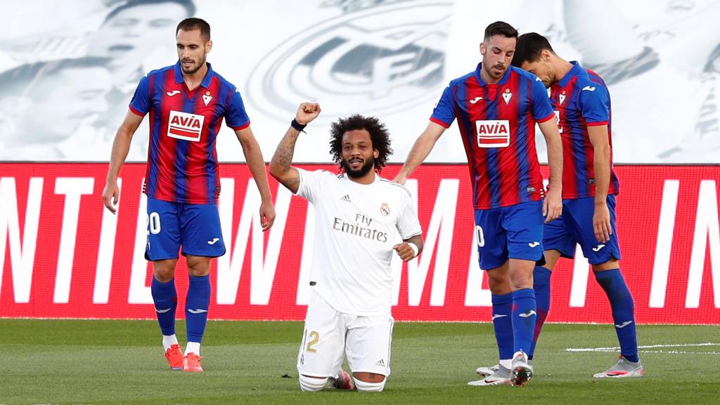 Marcelo celebra su gol al Eibar, de rodillas y con el puño derecho en algo