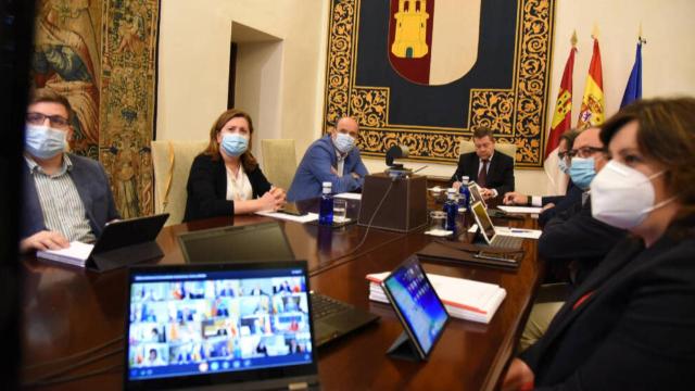 El presidente de Castilla-La Mancha, Emiliano García-Page, y su equipo, este domingo en la videconferencia con el presidente del Gobierno, Pedro Sánchez