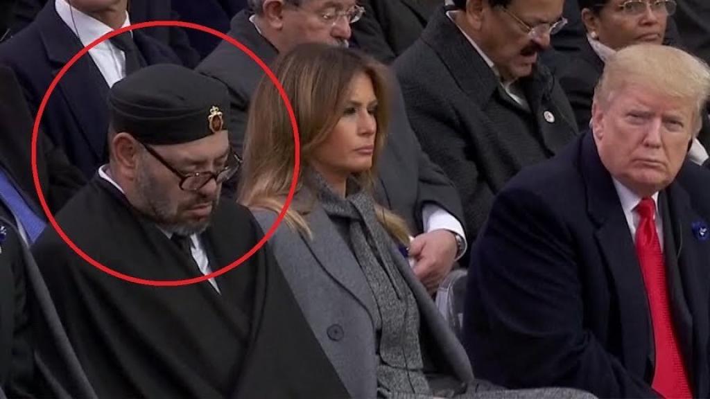 El rey de Marruecos dormido mientras Donald Trump lo mira.