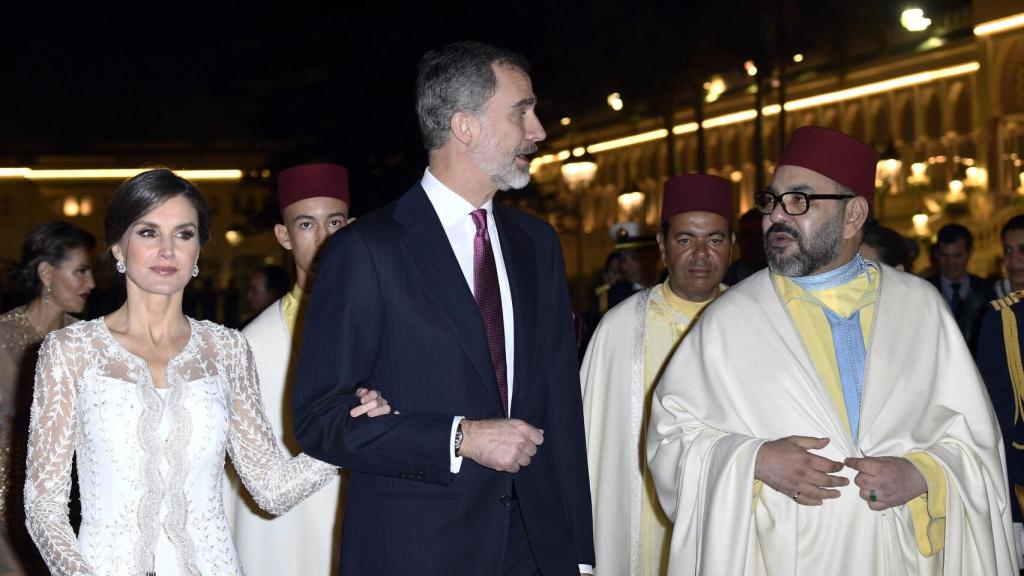 Felipe y Letizia junto al rey Mohamed VI de Marruecos.