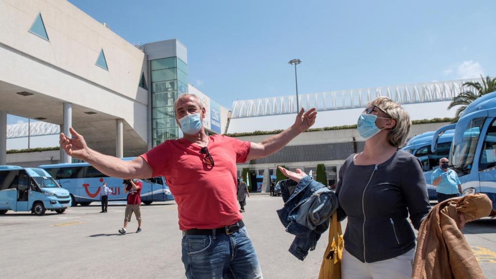 Turistas alemanes tras su aterrizaje en el aeropuerto de Palma.