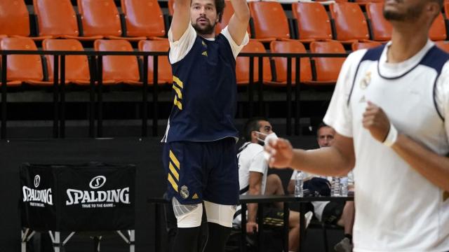 Sergio Llull tira a canasta en un entrenamiento en L'Alqueria