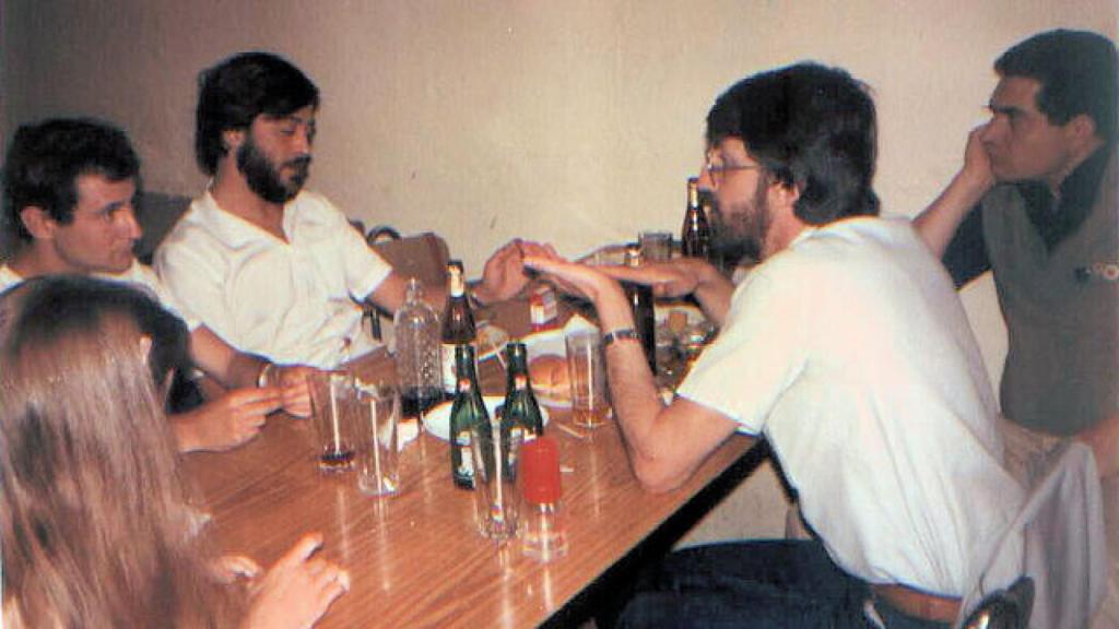 José Antonio Errejón, segundo por la izquierda, con barba y camisa blanca, en una reunión de Los Verdes.