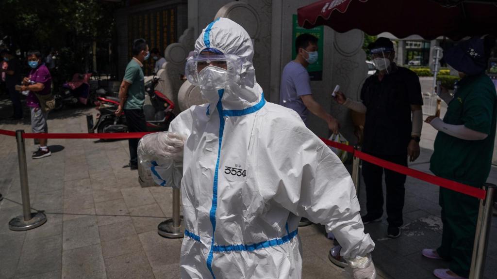 Un médico con un traje de protección es visto en las inmediaciones del hospital de Youan.