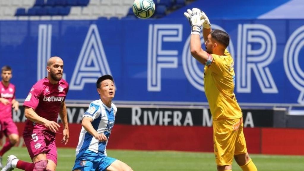 Fernando Pacheco, en el momento en el que tocó el balón con sus manos fuera del área costándole su expulsión