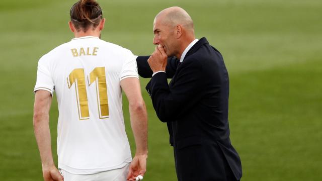 Gareth Bale recibe órdenes de Zinedine Zidane antes de saltar al campo ante el Eibar en el Alfredo Di Stefano