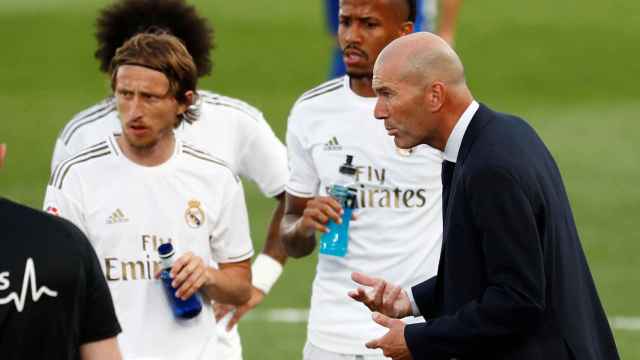 Modric habla con Zidane durante una pausa de hidratación