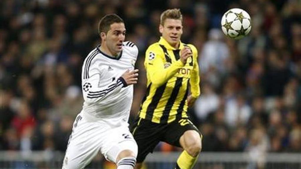 Piszczek, en carrera con Higuaín durante un partido ante el Real Madrid en 2013