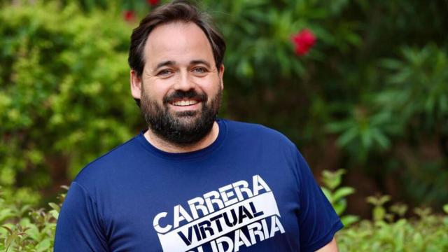 Paco Núñez, con la camiseta de la carrera solidaria