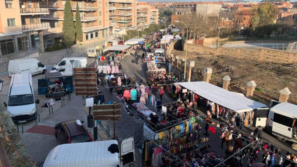 El mercadillo de 'El Martes' instalado en la calle Duque de Lerma