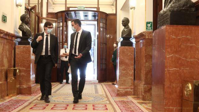 Salvador Illa charla con Pedro Sánchez.