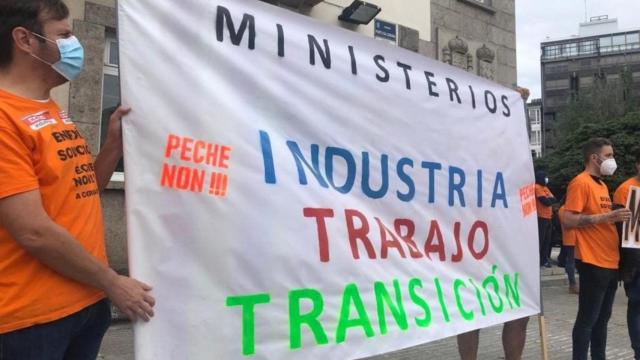 Trabajadores de Alu Ibérica en A Coruña secundan una nueva protesta ante la Delegación del Gobierno.