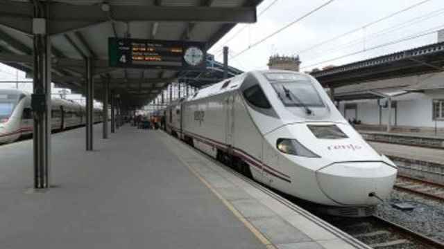 Un tren en la estación de Santiago de Compostela.