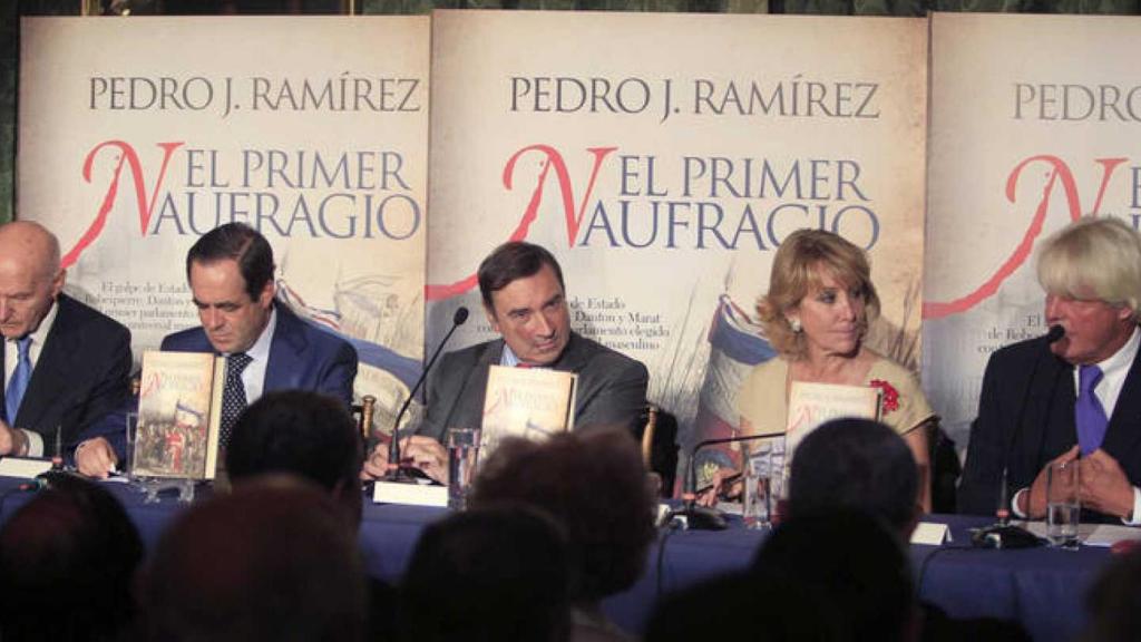 Pedro Jota en la presentación de El primer naufragio, acompañado por Aguirre y José Bono, entre otros.