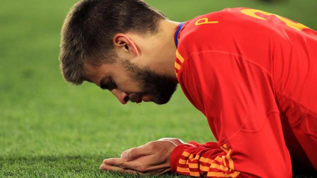 Gerard Piqué, con sangre en la boca después de recibir un golpe durante el Mundial de Sudáfrica en el partido entre España y Honduras