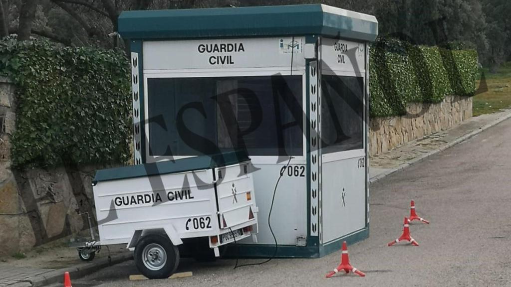 La garita de vigilancia 24 horas al día la Guardia Civil junto a la casa de Iglesias y Montero.