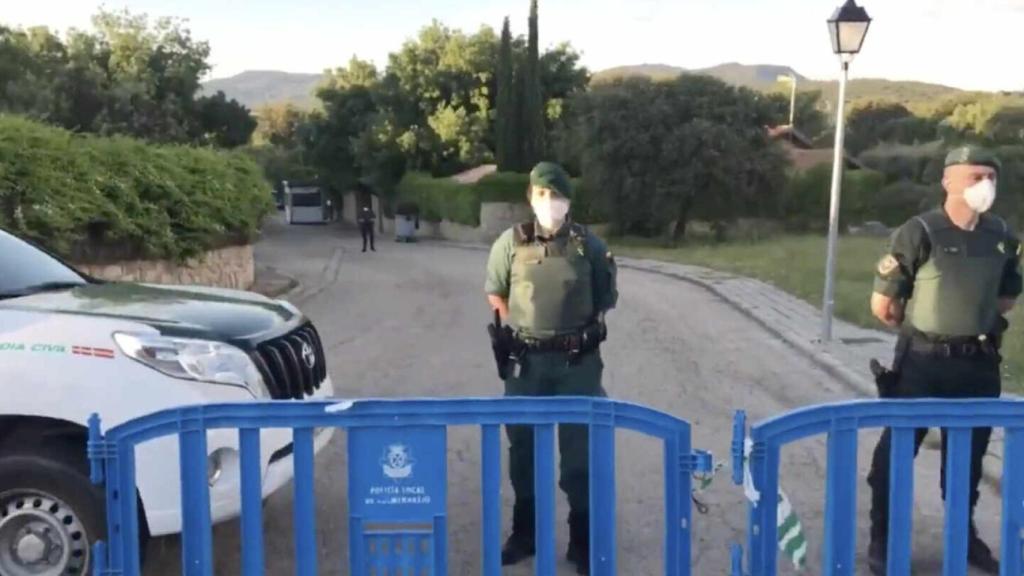 Agentes de la Guardia Civil custodian la entrada a la casa de Pablo Iglesias.