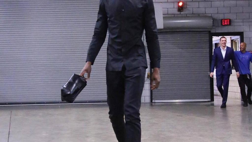 Ed Davis, jugador de los Utah Jazz, caminando a su llegada al estadio