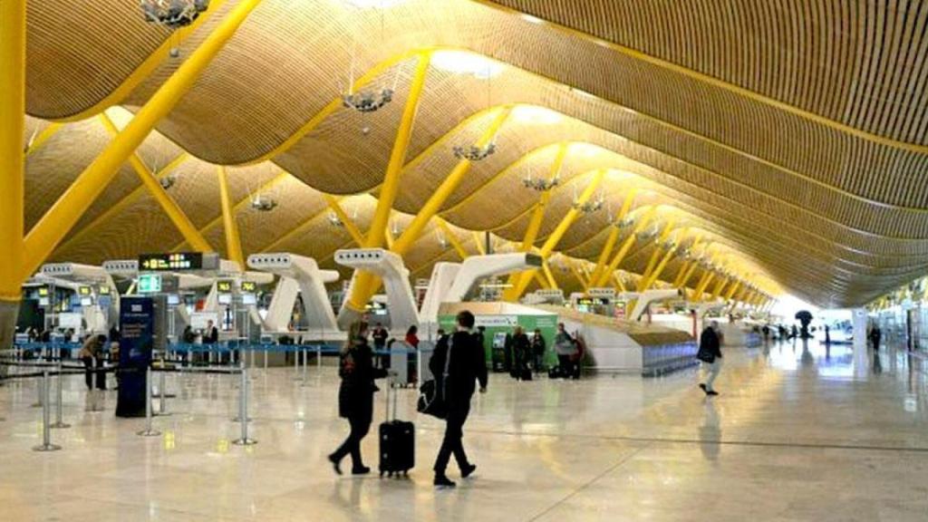 Viajeros en el aeropuerto de Barajas.