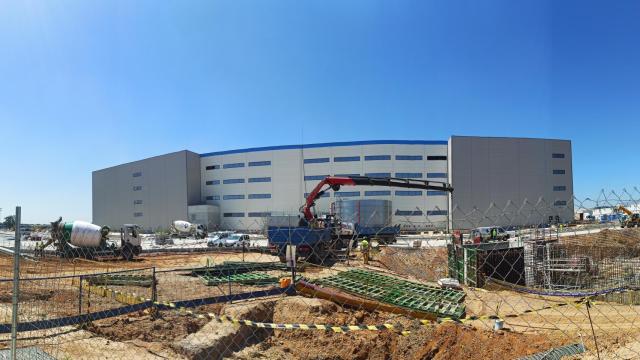 Continúan las obras del primer centro logístico andaluz de Amazon en Dos Hermanas (Sevilla)