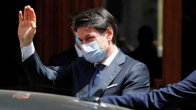 El presidente italiano, Giuseppe Conte, saliendo del Senado en Italia.