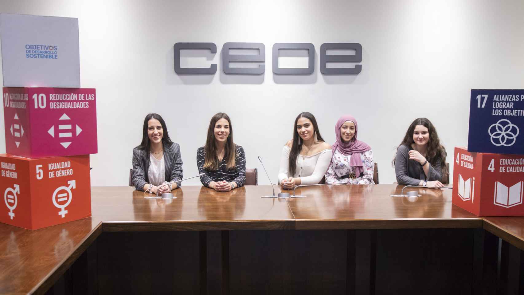 Alejandra, Paula, Latifa, Sara y Blanca, en la sede de la CEOE.