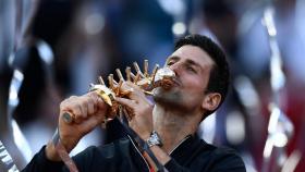 Djokovic, con el título de campeón del Mutua Madrid Open 2019.