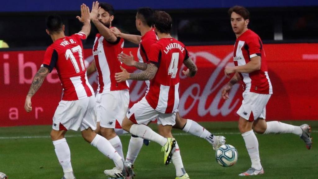 Piña de los jugadores del Athletic para celebrar el gol de Villalibre