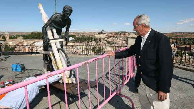 El fallecido Federico Martín Bahamontes, en 2018, observa su escultura al ser instalada en Toledo.