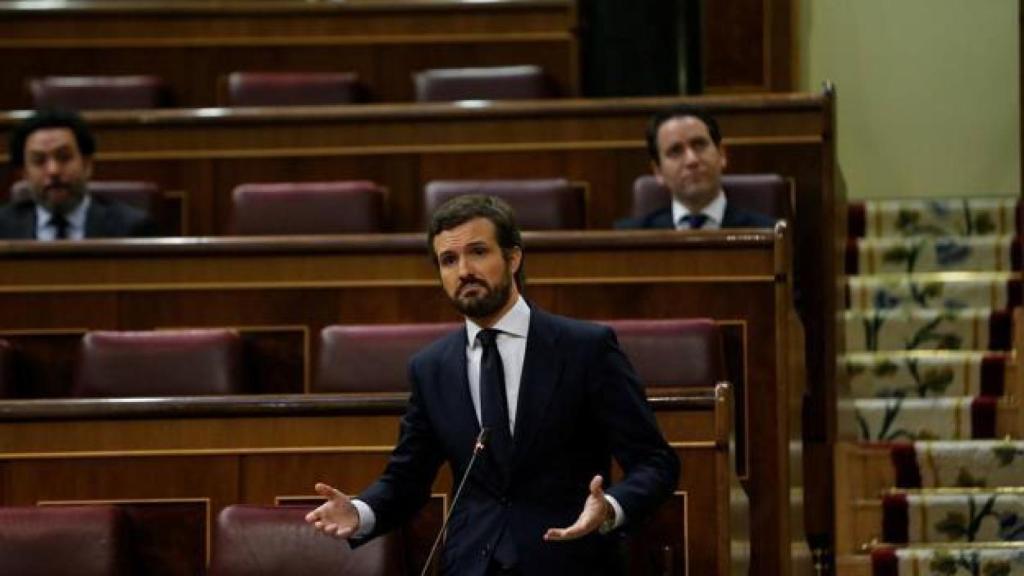 El líder del PP, Pablo Casado, en su escaño en el Congreso.