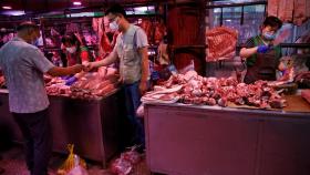 Puestos de comida en el mercado mayorista de Yuegezhuang.