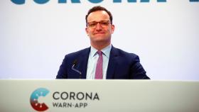 El ministro de Sanidad, Jens Spahn, durante la presentación de la aplicación.