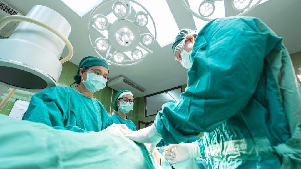 El hospital Juan Cardona de Ferrol pone el nombre de un sanitario fallecido a un quirófano