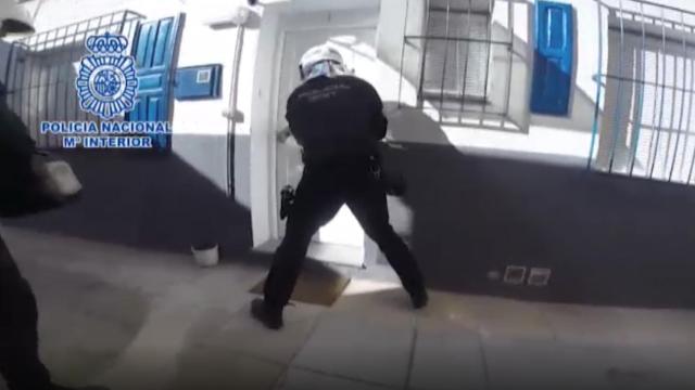 Un miembro de la Policía Nacional en el momento en que irrumpieron en el telecoca.