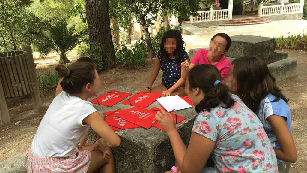 Los niños juegan en el campamento de Bedmar.