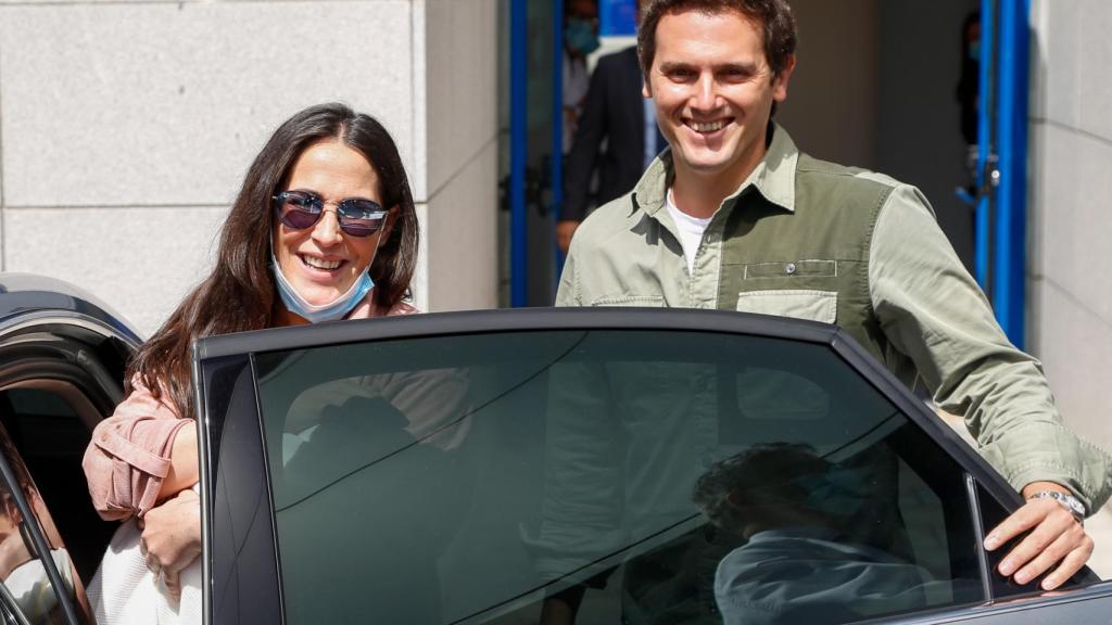 Malú entró rápidamente al coche a su salida del hospital.