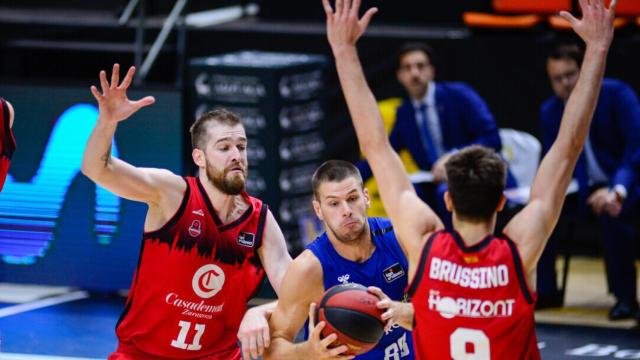 Dragan Apic, Nicolas Brussino y Nemanja Radovic, durante el Casademont Zaragoza - San Pablo Burgos