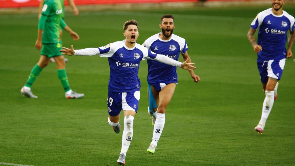 Borja Sainz celebra el gol del Alavés ante la Real Sociedad