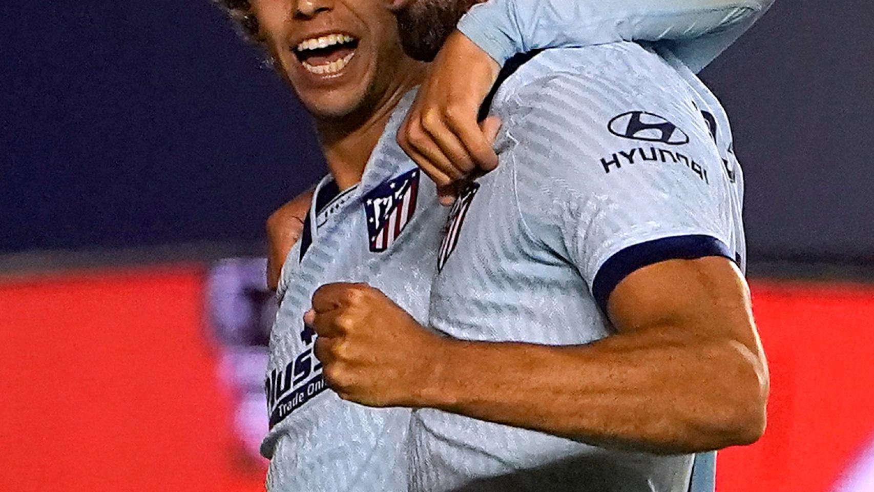 Joao Félix y Diego Costa celebran el gol del portugués con el Atlético de Madrid en La Liga